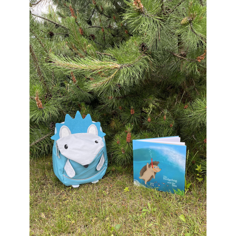 Kinderrucksack und Buch "The Hedgehog and the Sea"