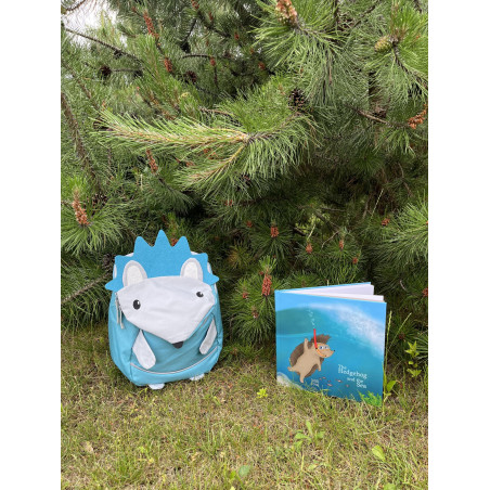 Kinderrucksack und Buch "The Hedgehog and the Sea"